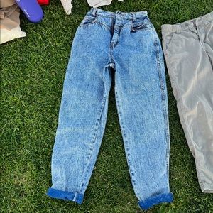 Pants, says size 8 but fit small. Waist is about a 25. Thrifted item!